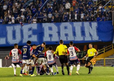 Millonarios recibe a Junior en El Campín en medio de una crisis deportiva, dudas directivas y el interinato de Carlos Giraldo.